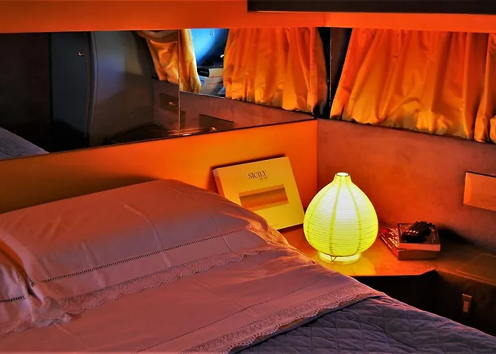 Minicrociereinbarca Hotel na wodzie *
